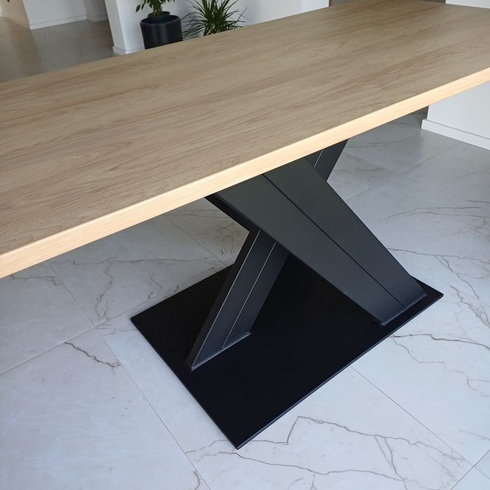 Stół do salonu 
Posiadam na sprzedaz NOWY stol do Salonu cały Metalowy