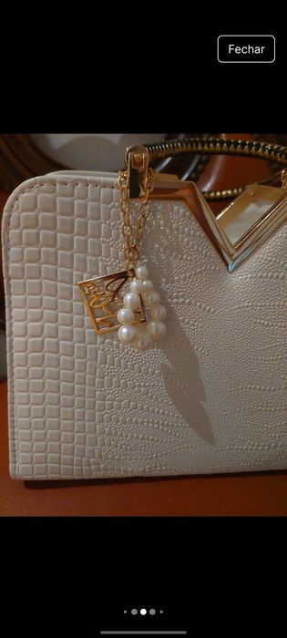 Mala bege com detalhes em dourado