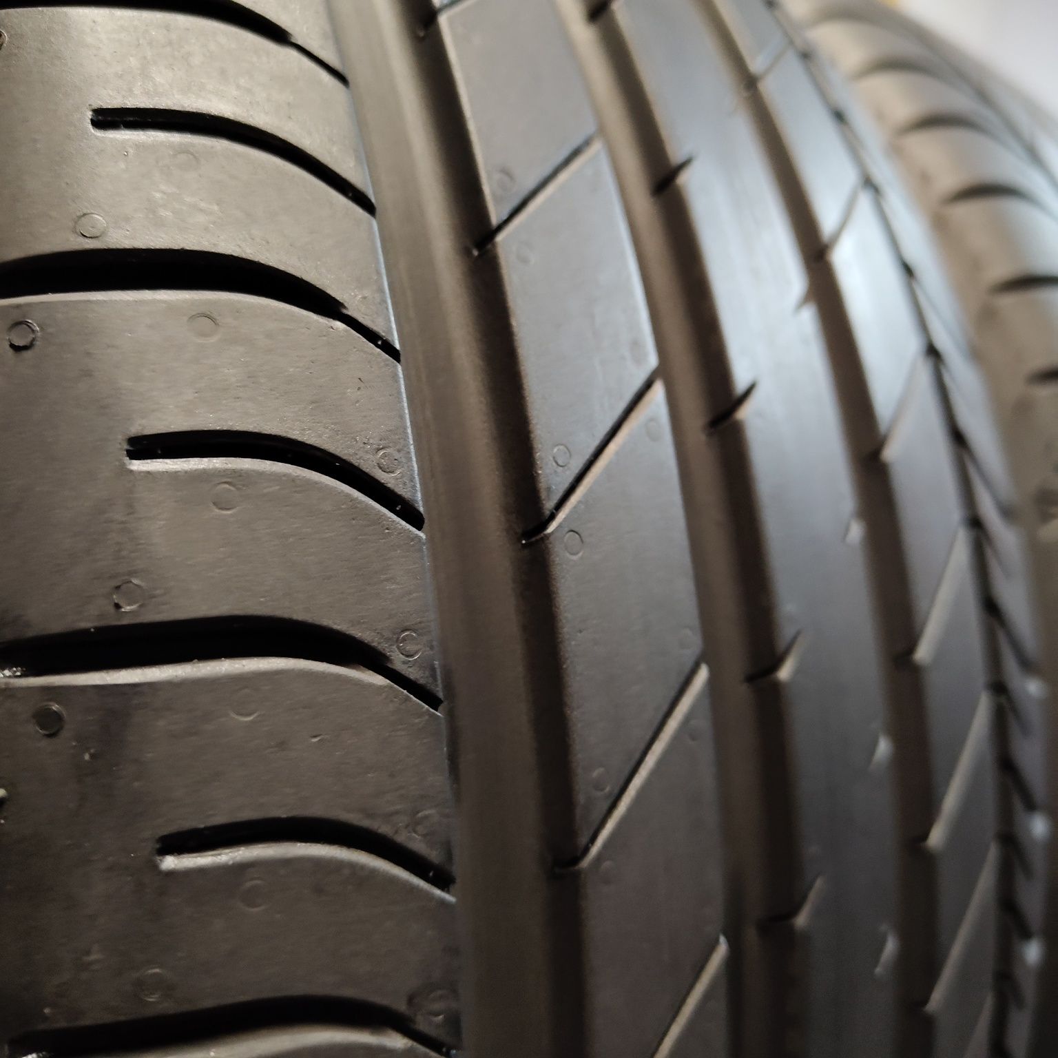 235/45/19 XL Sprzedam parę opon letnich Dunlop