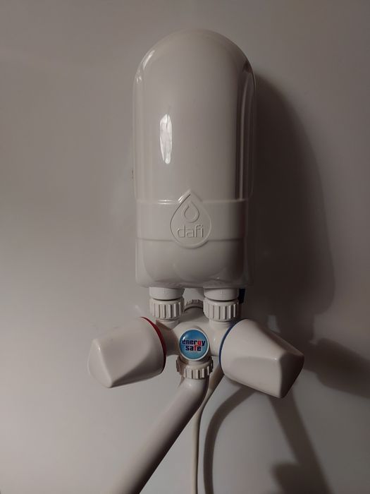 Продам проточний водонагрівач.