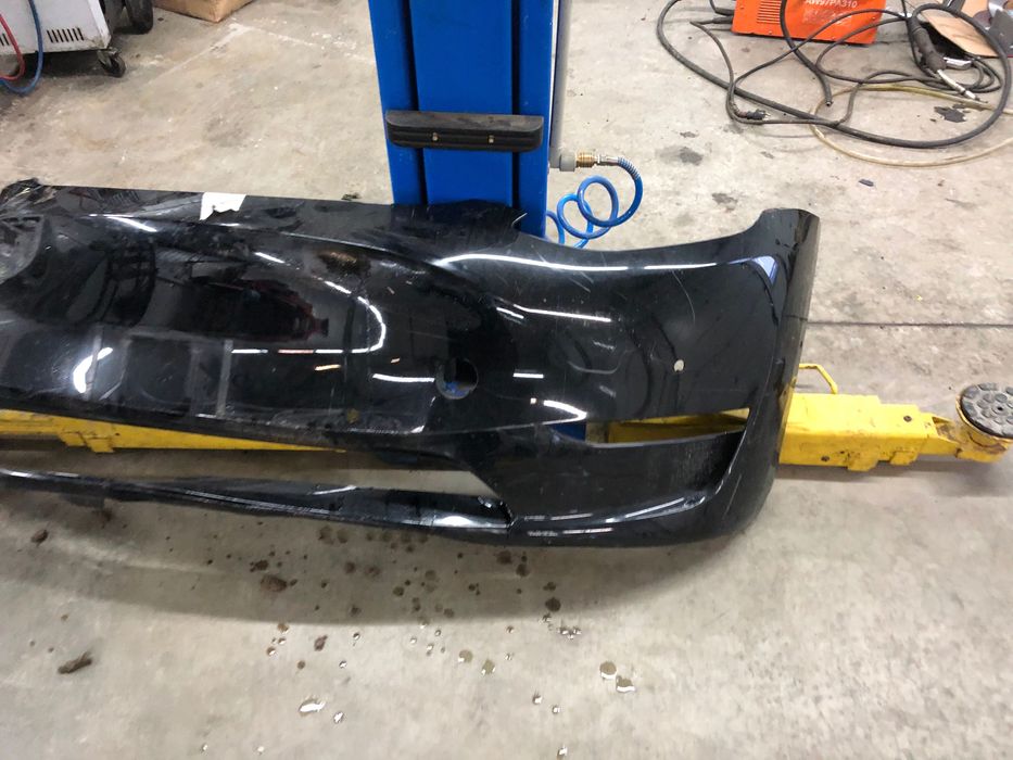 Бампер Tesla model Y з дефектом