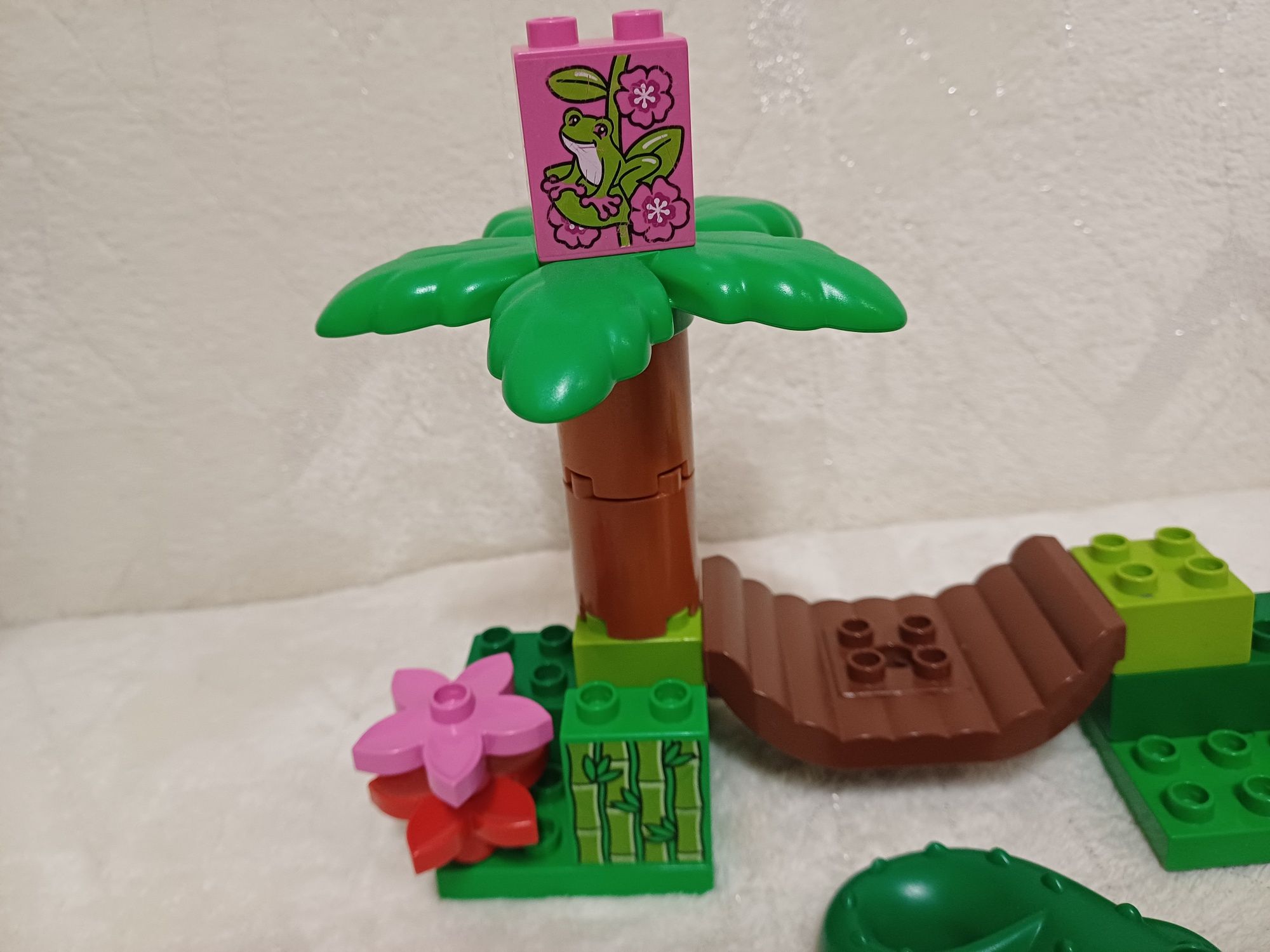 Lego duplo z huśtawką krokodylem palmą
