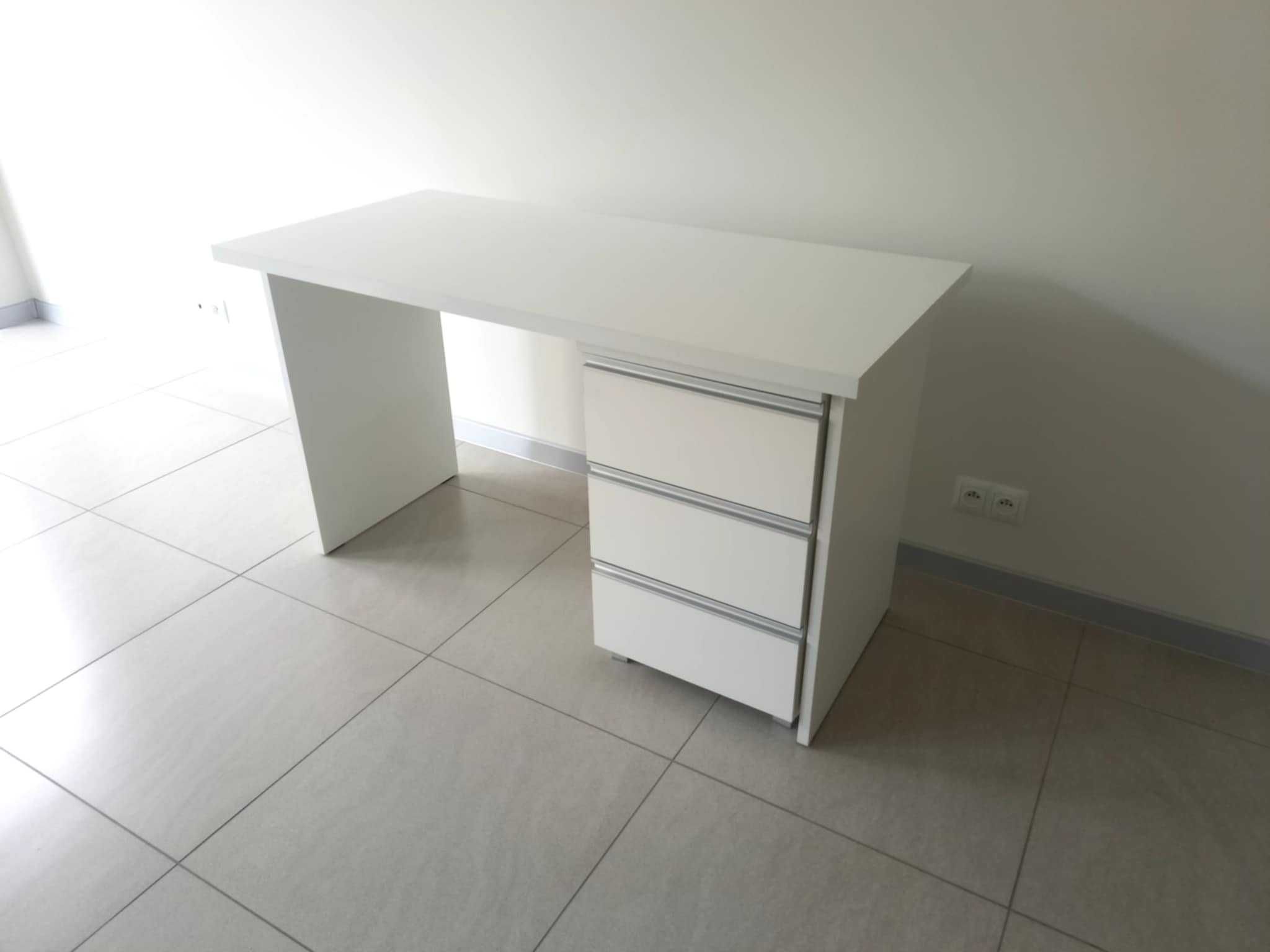 Białe biurko firmy BODZIO wraz z kontenerem AGA