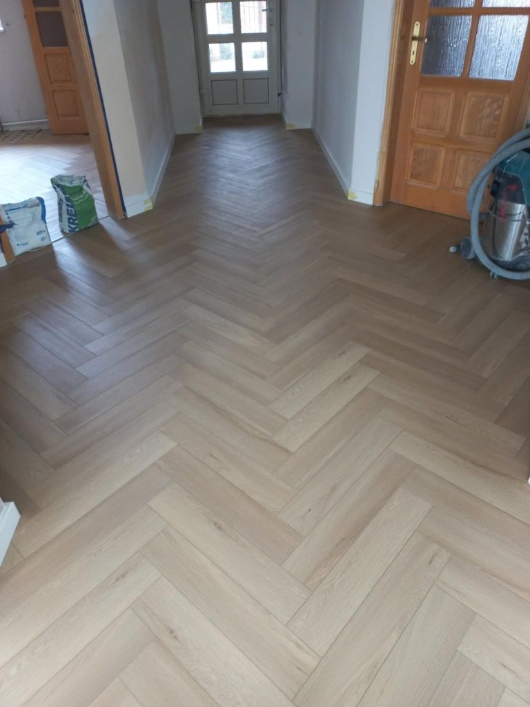 Podłogi,  parkiety, listwy przypodłogowe,  tarasy .