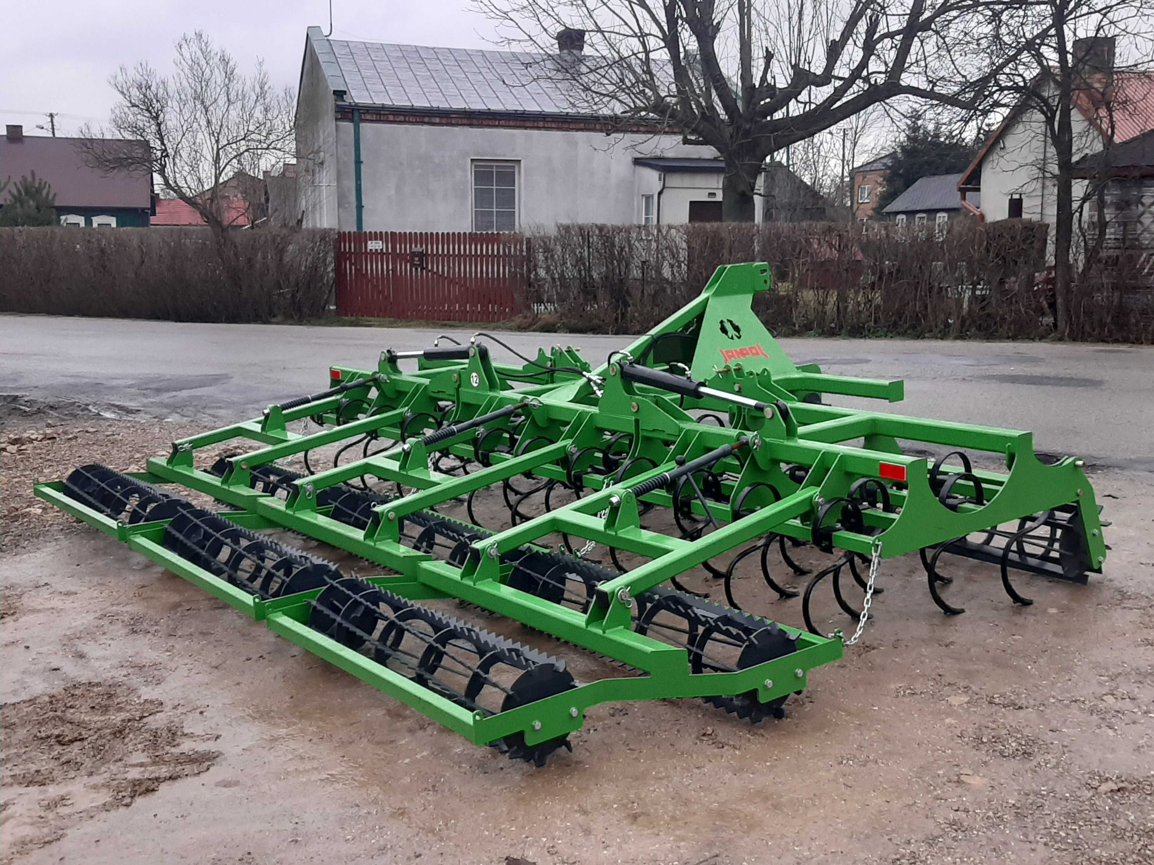 agregat uprawowo przedsiewny/4 rzędy zębów składany hydraulicznie
