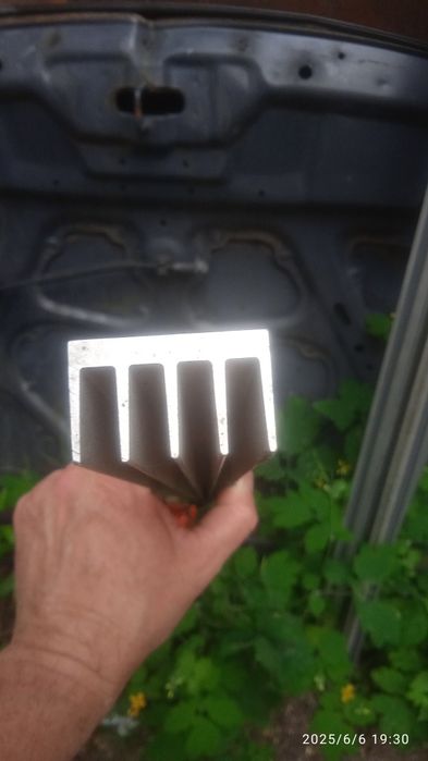 Алюминевые радиаторы для охлаждения транзисторов и микросхем.  1 и 2 .