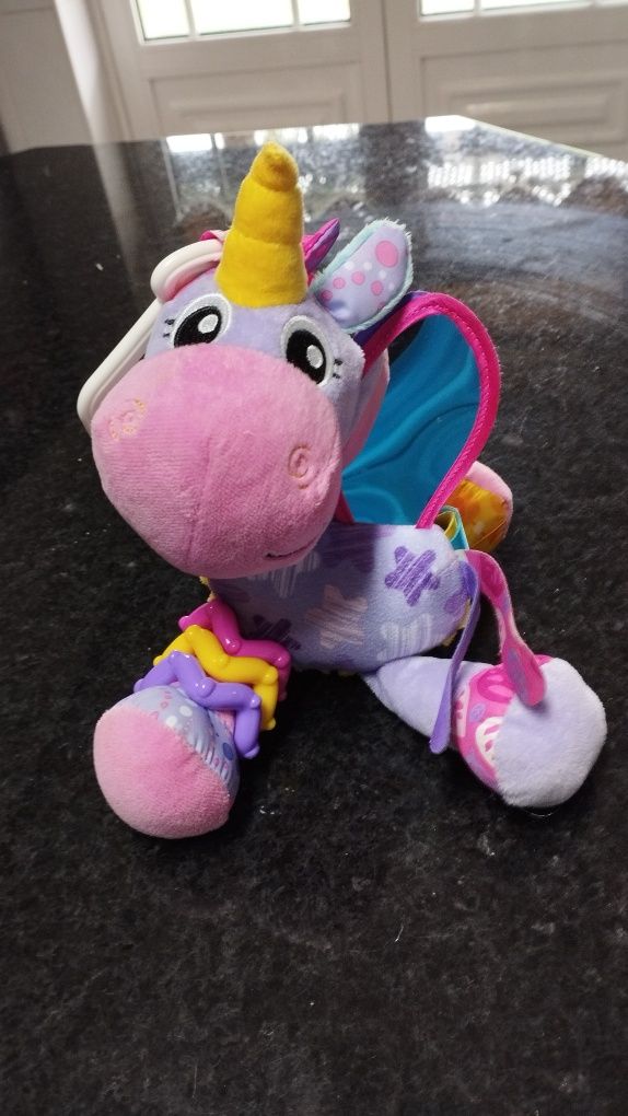 Brinquedo didático co espelho e chocalho nas patas