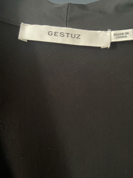 Gestuz czarne eleganckie kopertowe body