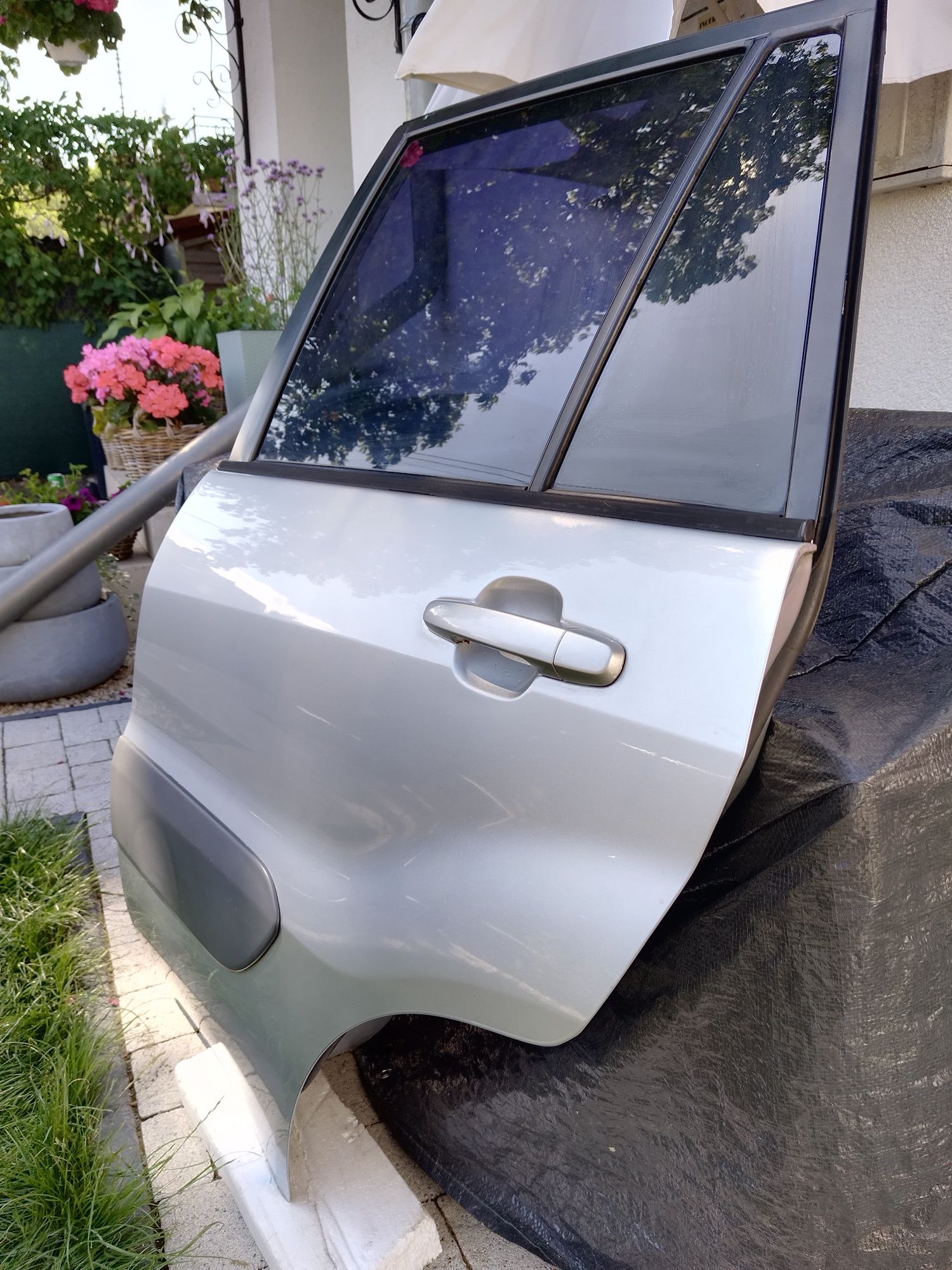 Drzwi lewy tył Toyota Rav4 II gen 00-05 srebrne