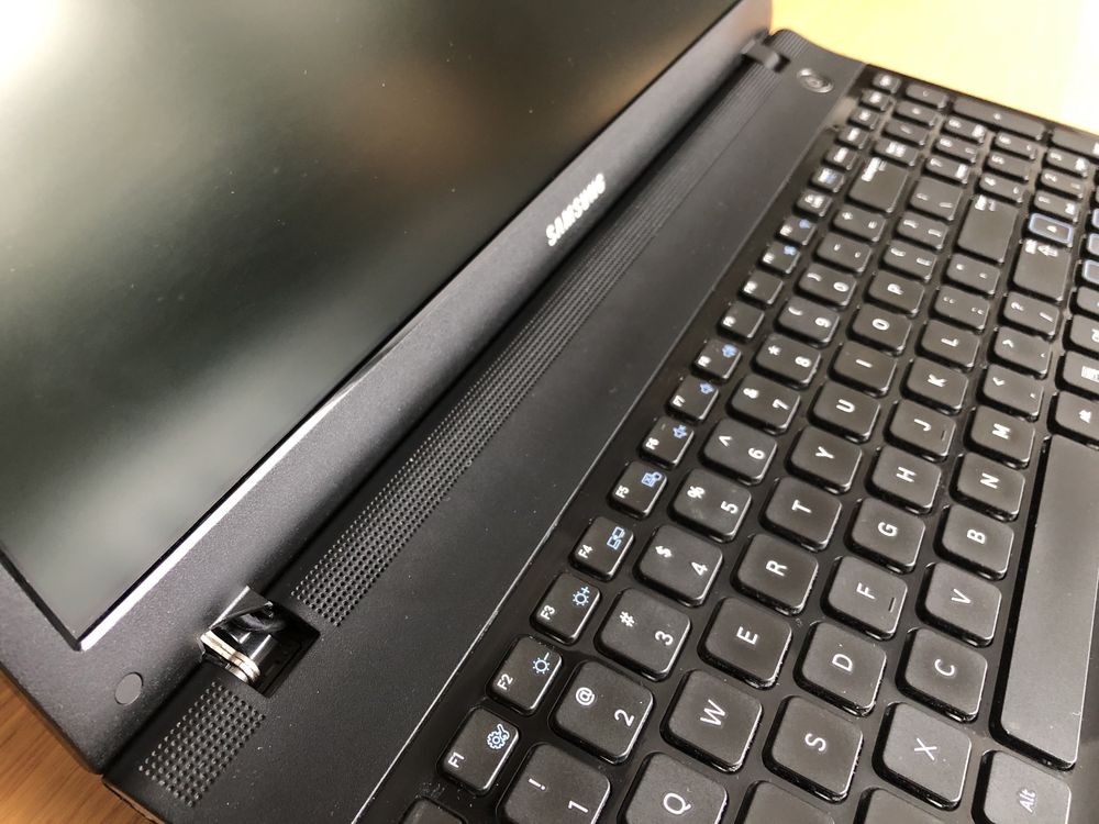 Samsung NP300E5A laptop