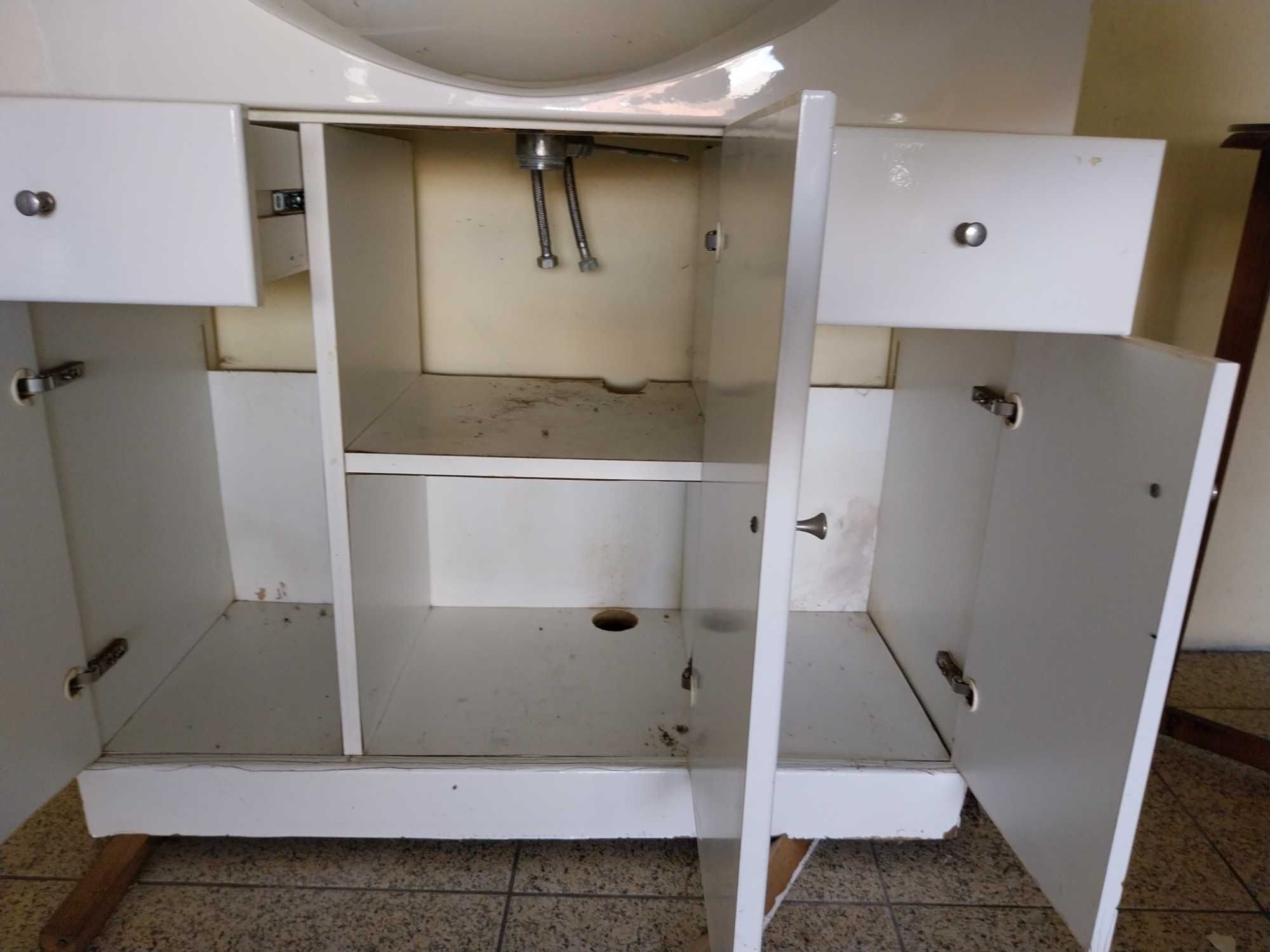Armário de casa de banho com lavatório e com torneira