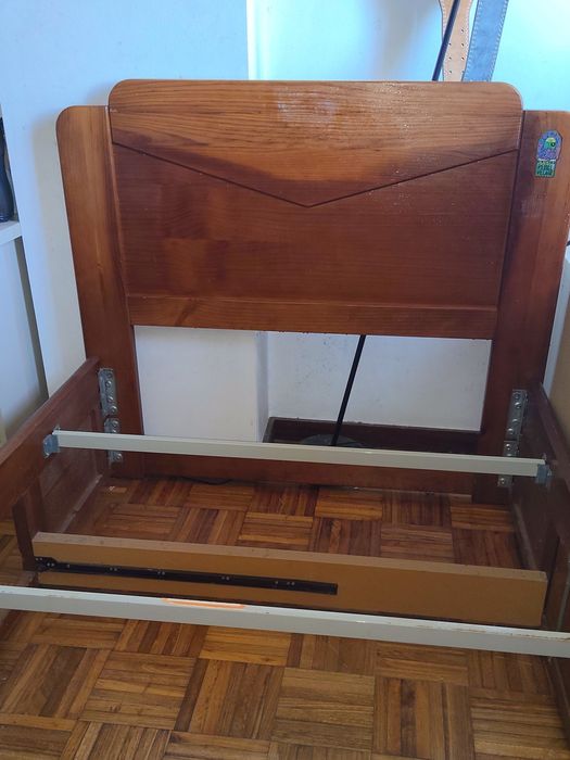 Cama de solteiro em madeira maciça com colchão incluído
