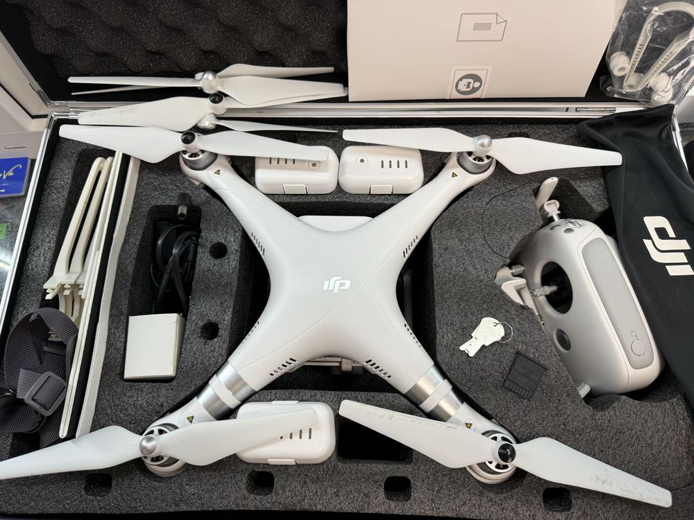 Idealny dron DJI Phantom Advanced, 3 baterie, aluminiowa walizka