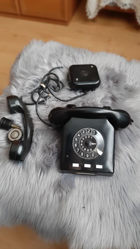 Stary czarny telefon antyk PRL