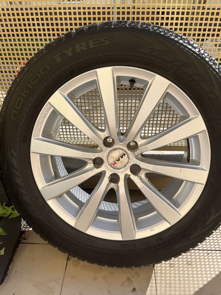 Felgi r18  z oponami zimowymi Nokian do Suv-a