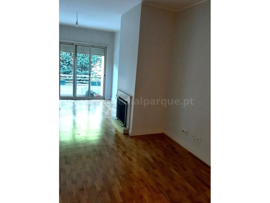 Apartamento T3 com 2 lugares de garagem, Fonte da Moura