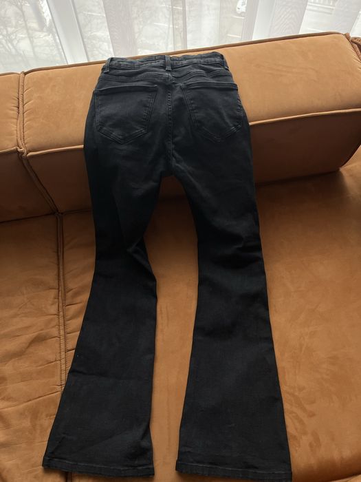 Чорні джинси бренду Mango