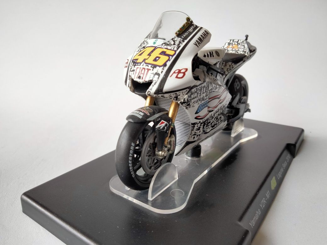 1/18 Yamaha YZR-M1 #46 - Valentino Rossi (2010)