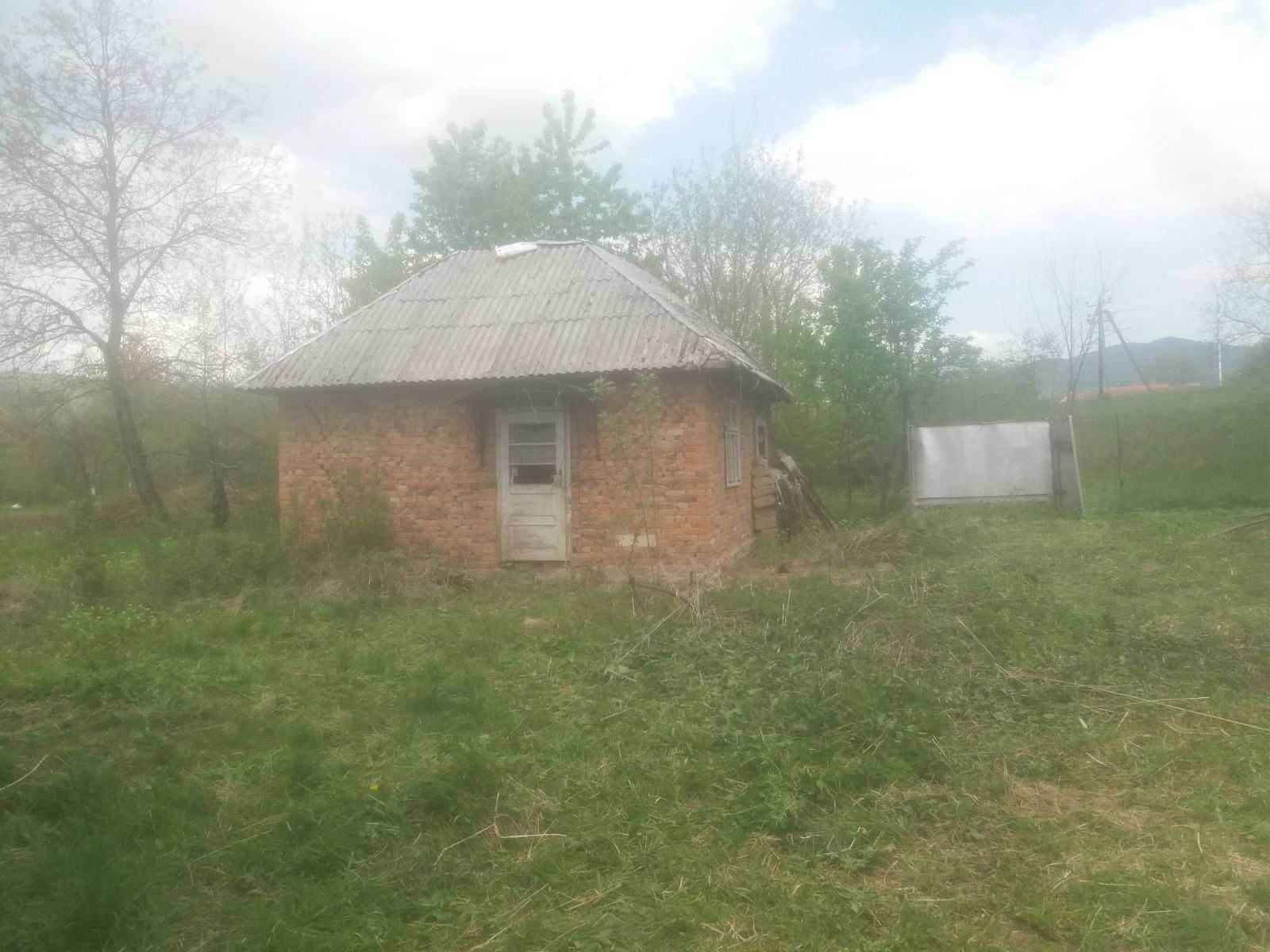 житловий будинок з надвірними спорудами в с. Ільниця