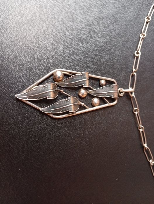 Srebrny wisior z łańcuszkiem duży, PRL