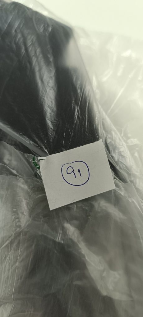Luvas novas com etiqueta . Cor preta. Tem um pompom em cada luva.
