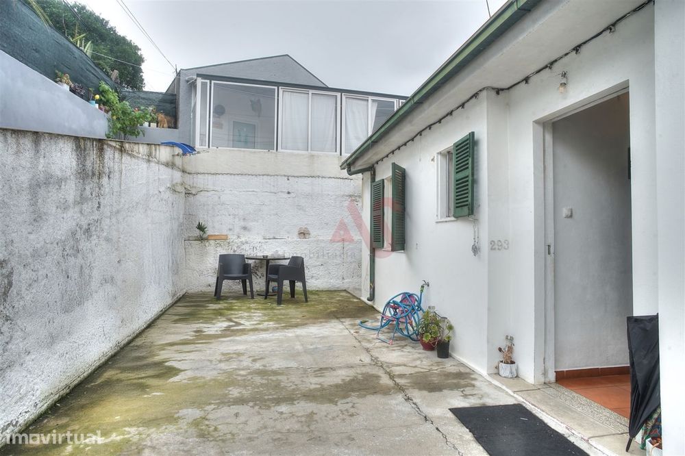 Moradia T2 com Varandas, Garagem e Telhado novo | junto a escolas | em