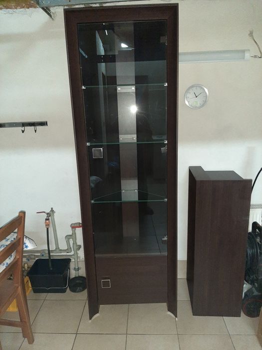 Witryna narożna i półka zawieszana