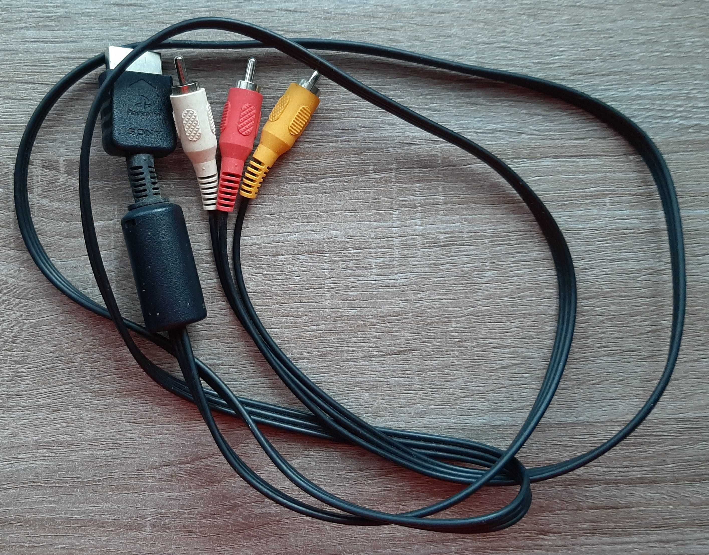 Playstation 2, com cabos e cartão de memória