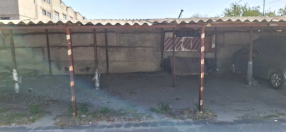 Крытое паркоместо на охраняемой стоянке по улице Ньютона