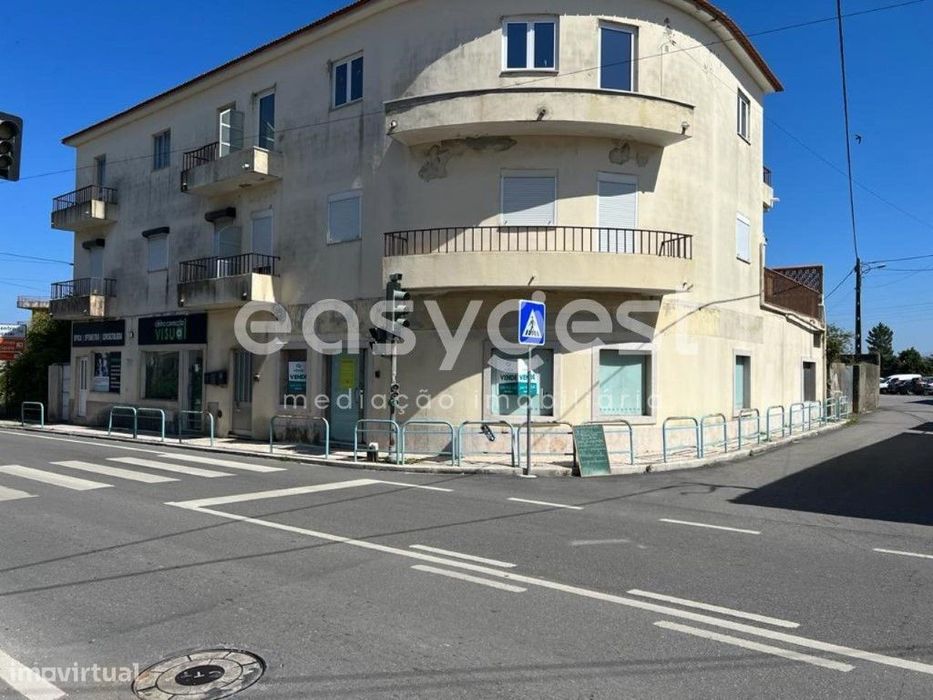 Loja sita na estrada principal, próximo do mercado da Maceira - Leiria