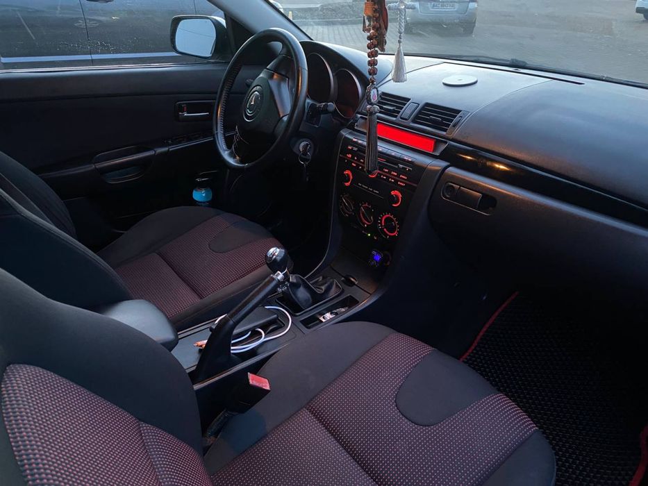 Мазда 3 . Хатчбек . 2005 рік 1.6 безин