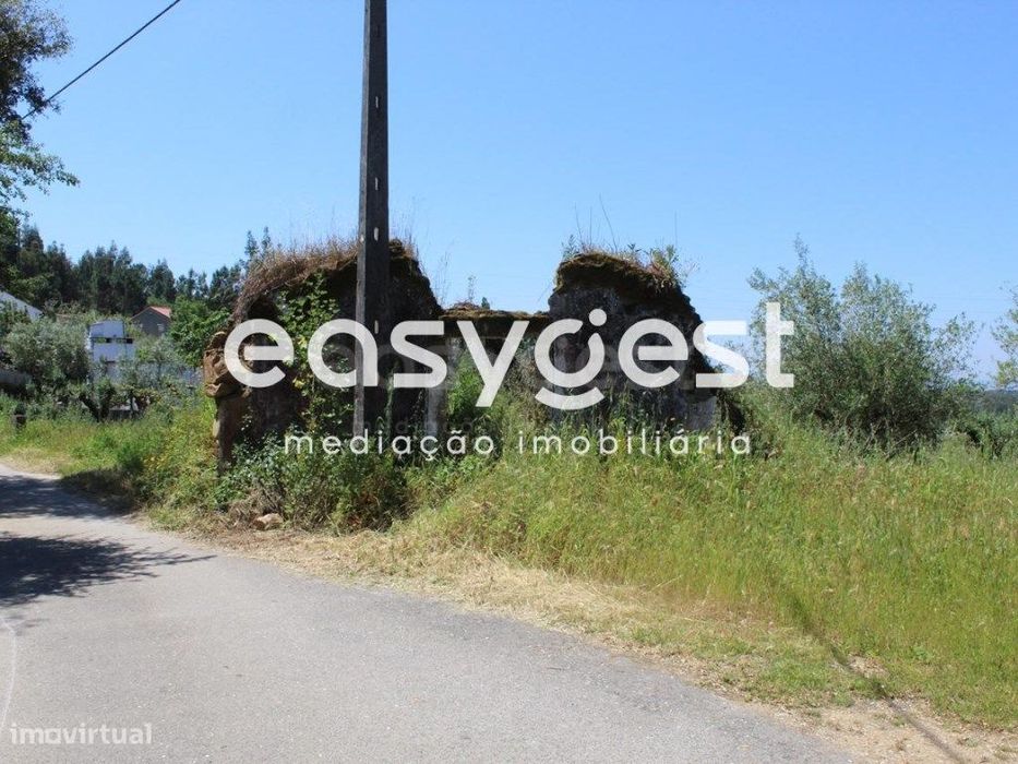 Terreno Rústico com construção em ruina junto a praia fluvial