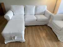 2 Sofás e repousa pés Ektorp, e mesa IKEA
