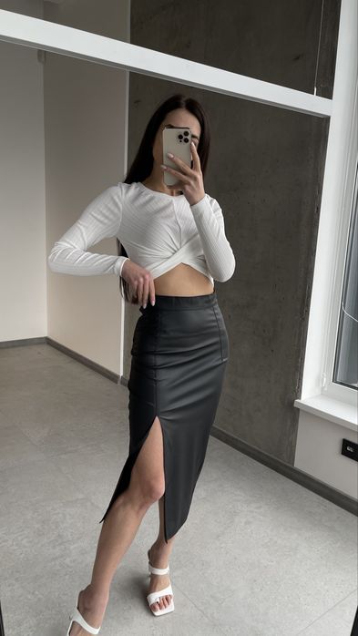 Шкіряна спідниця міді з розрізом в чорному та шокололадному кольорі