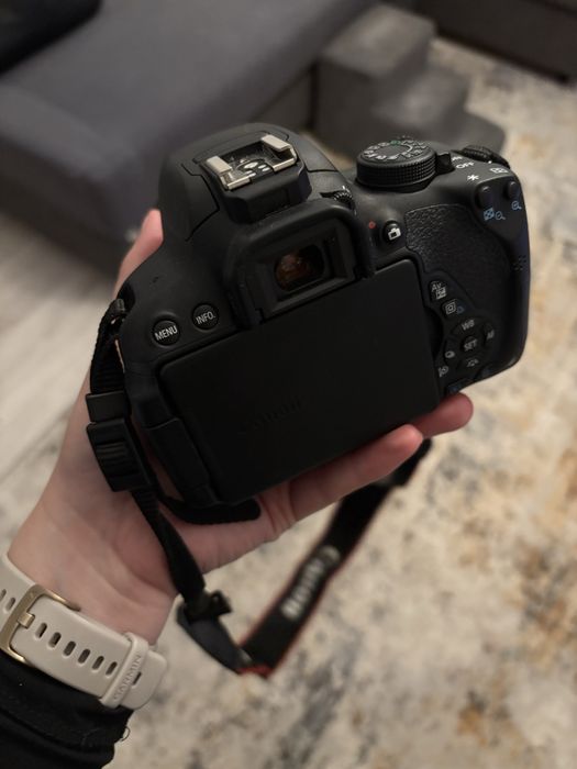 Aparat Canon EOS 700D.
