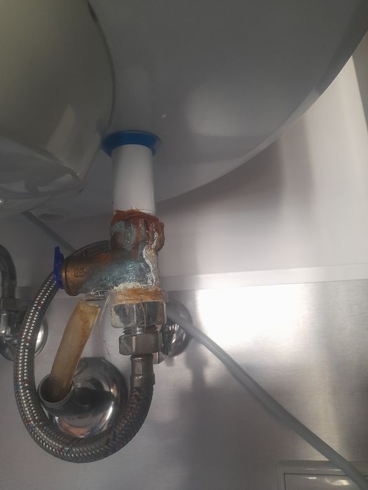 Canalizações  / Thermo acumuladores / esgotos