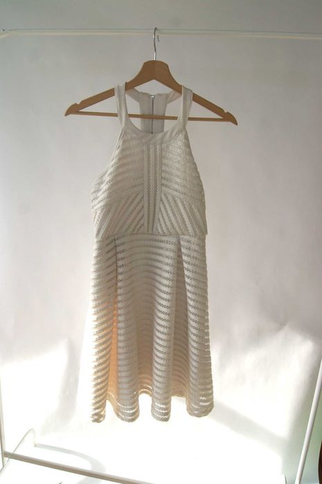 biała ażurowa bandażowa rozkloszowana sukienka krótka mini 44XXL