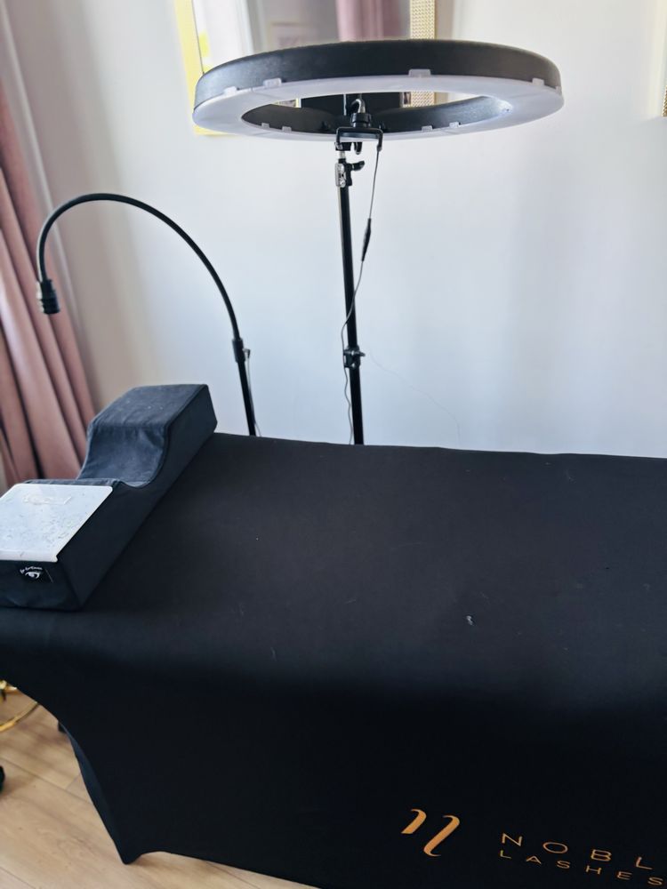 Łóżko do stylizacji rzęs i lampa