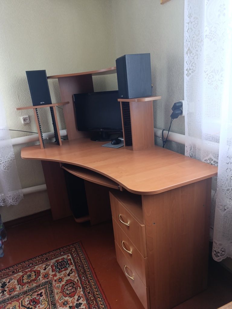 Стіл комп'ютерний
