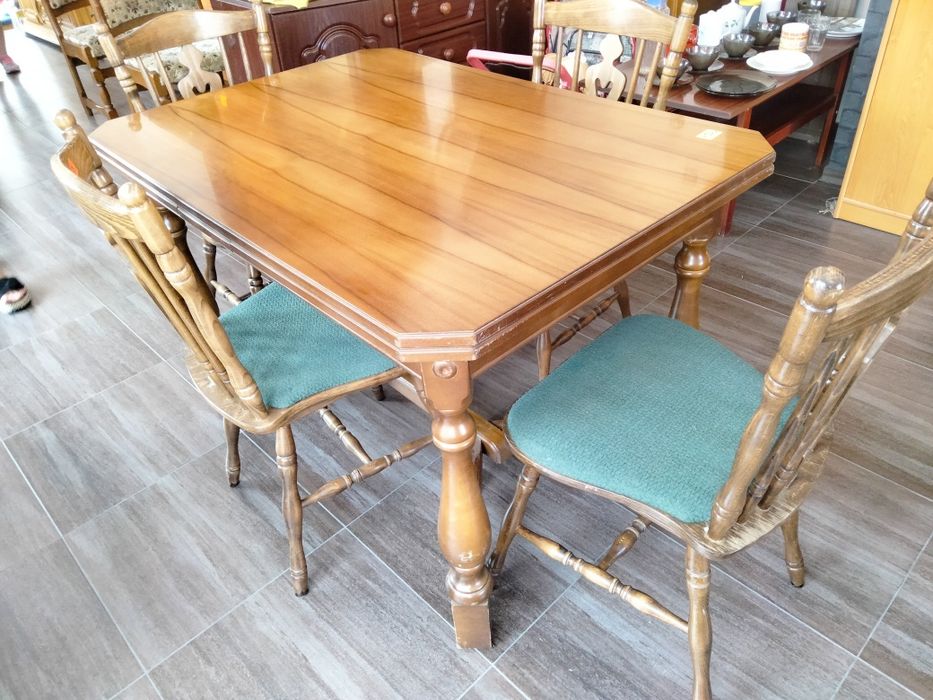 Stół drewniany i krzesła
