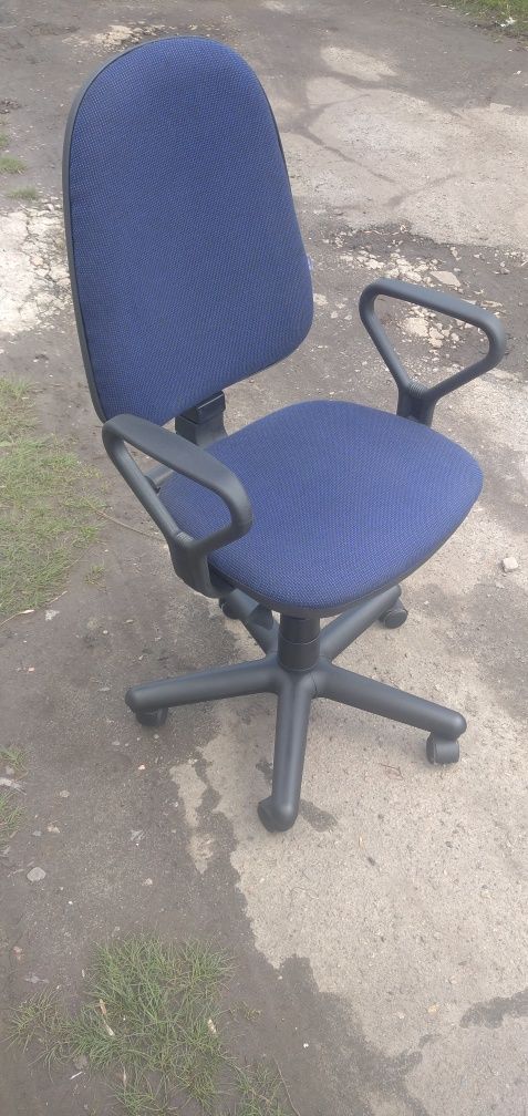 Продам офісне/комп'ютерне крісло