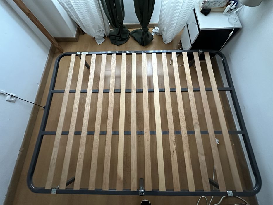 Cama/estrado com pés 140x200 em muito bom estado