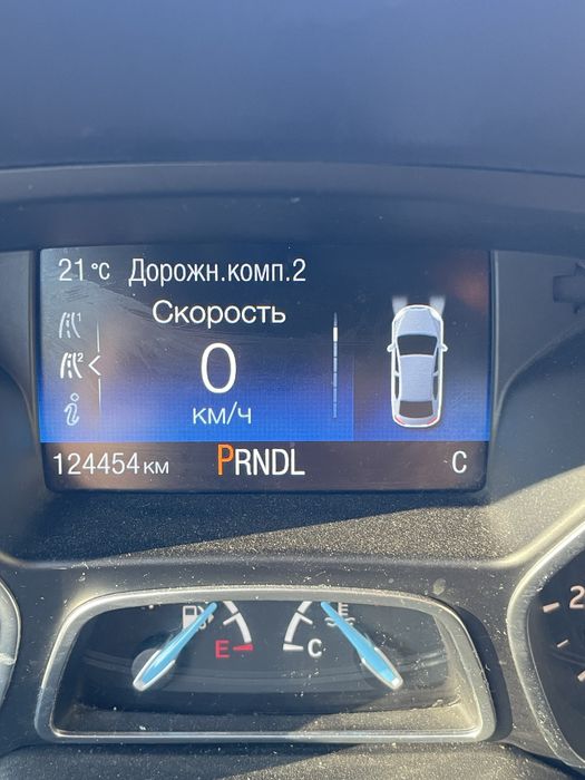 Машина Ford Focus 2015 года