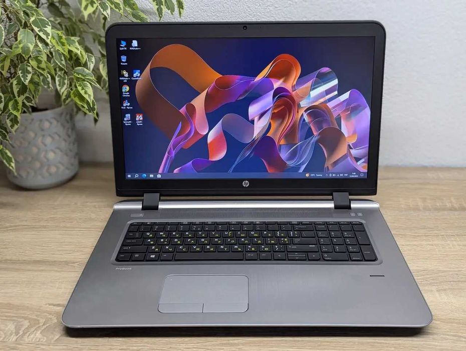 Игровой ноутбук 17.3"  i5-6200U 8GB DDR3 Radeon R7 1Gb SSD128Gb+1TbHDD