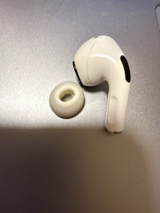Продам левый наушник для airpods pro 2 (A2699)