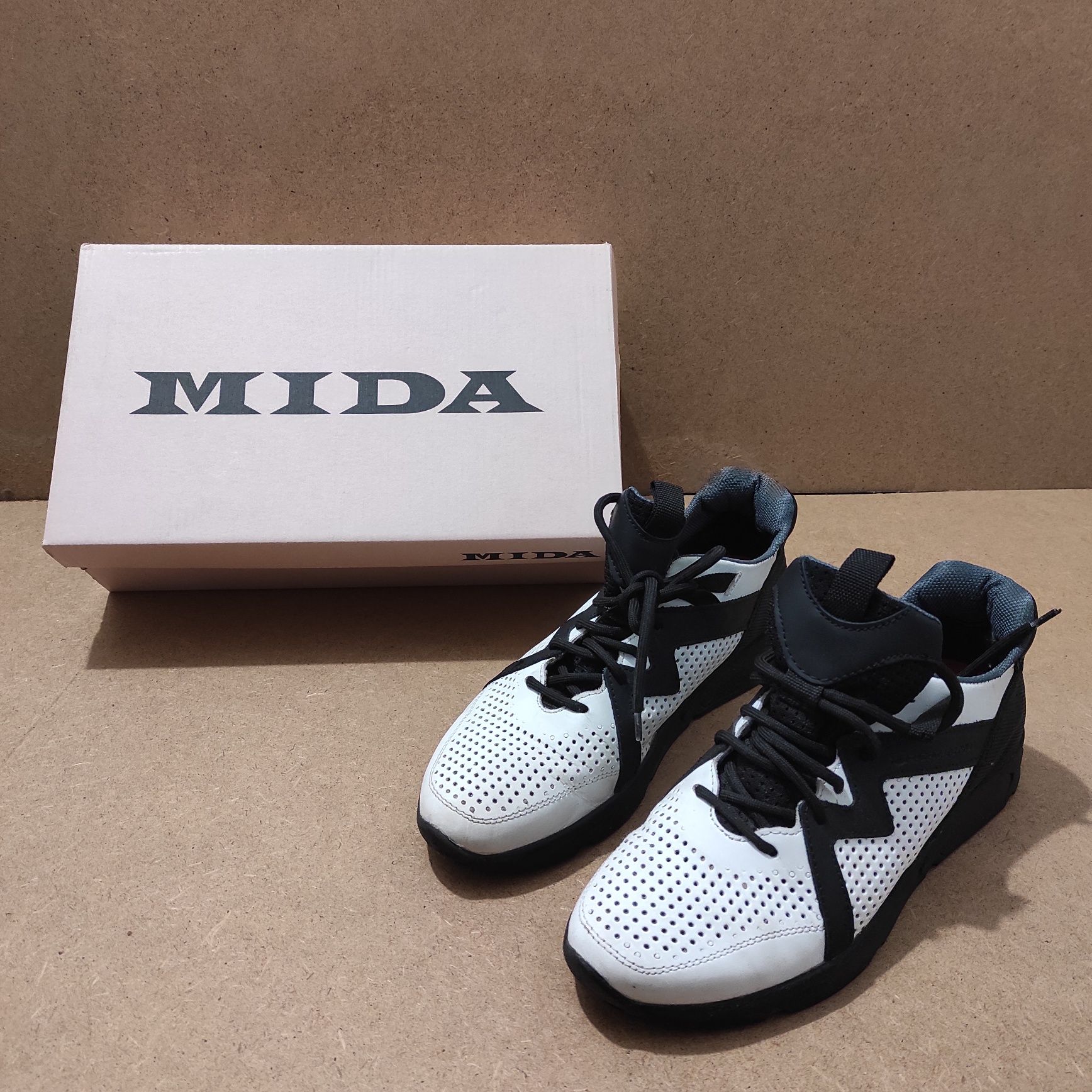 Кроссовки фирмы Mida. Размер 38.