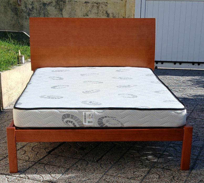 Vendo CAMA de CASAL MODERNA com estrado e COLCHÃO em madeira MACIÇA