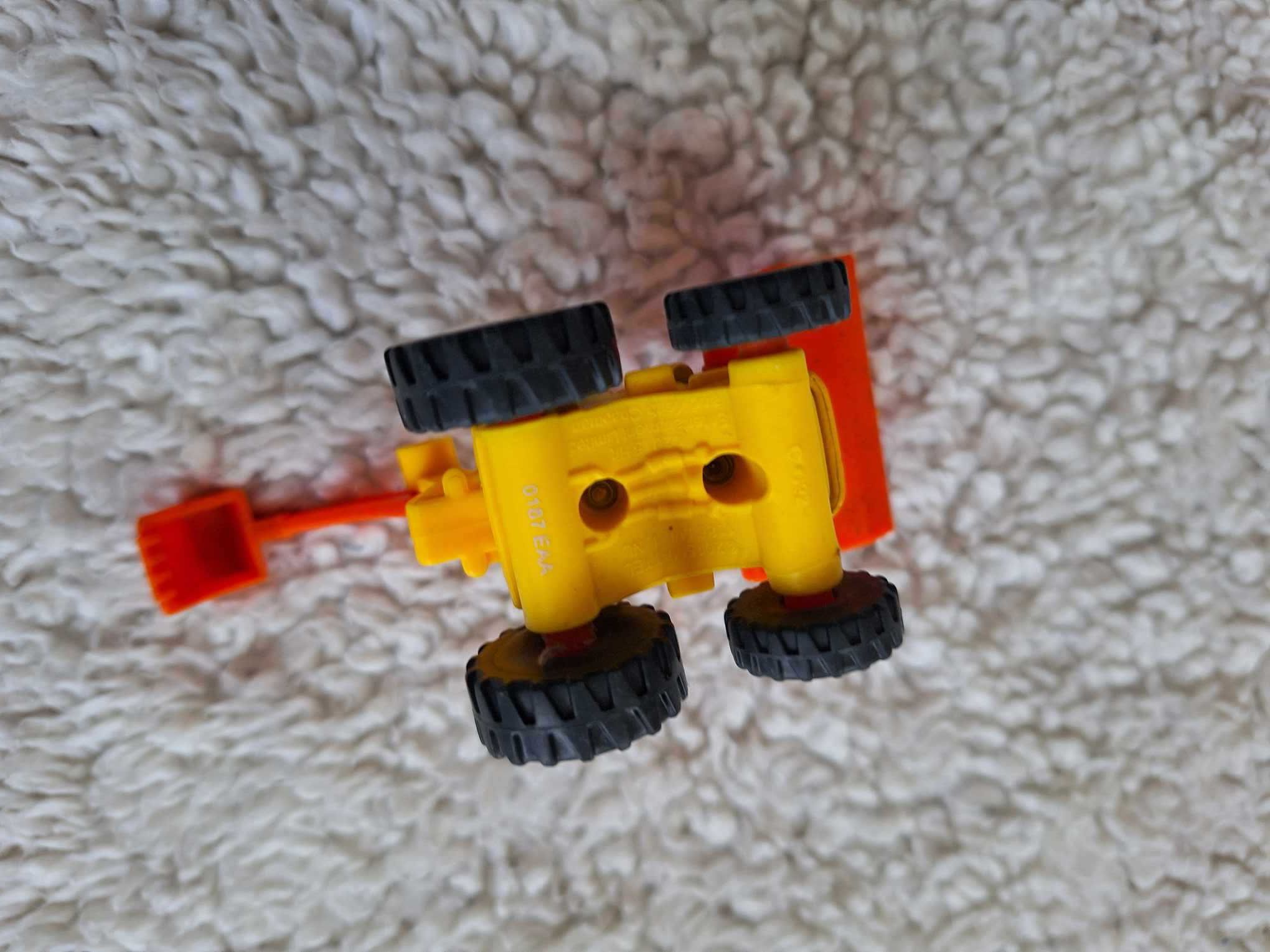koparko-spychacz: dwa w jednym: metalowo-plastikowa od Mattel