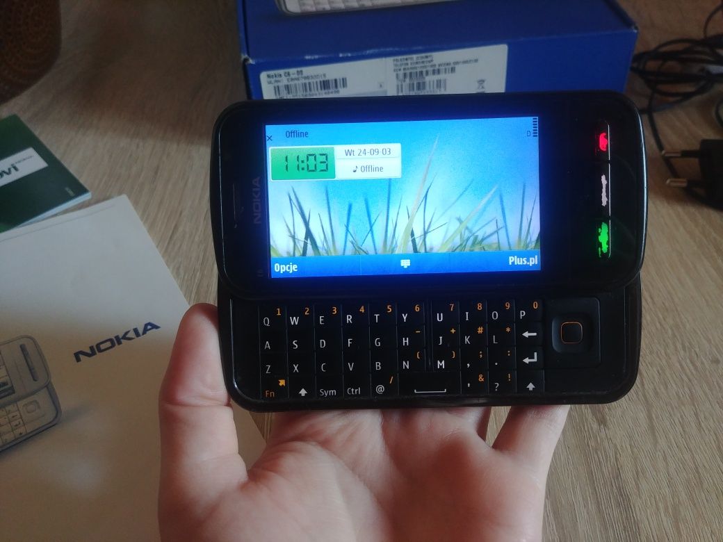 Sprawny telefon nokia C6 z ładowarką