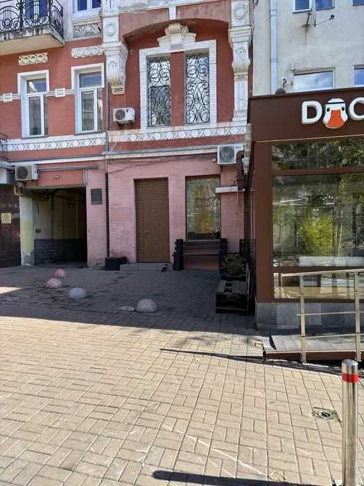 Володимирська фасадний окремий вхід салон магазин сервіс